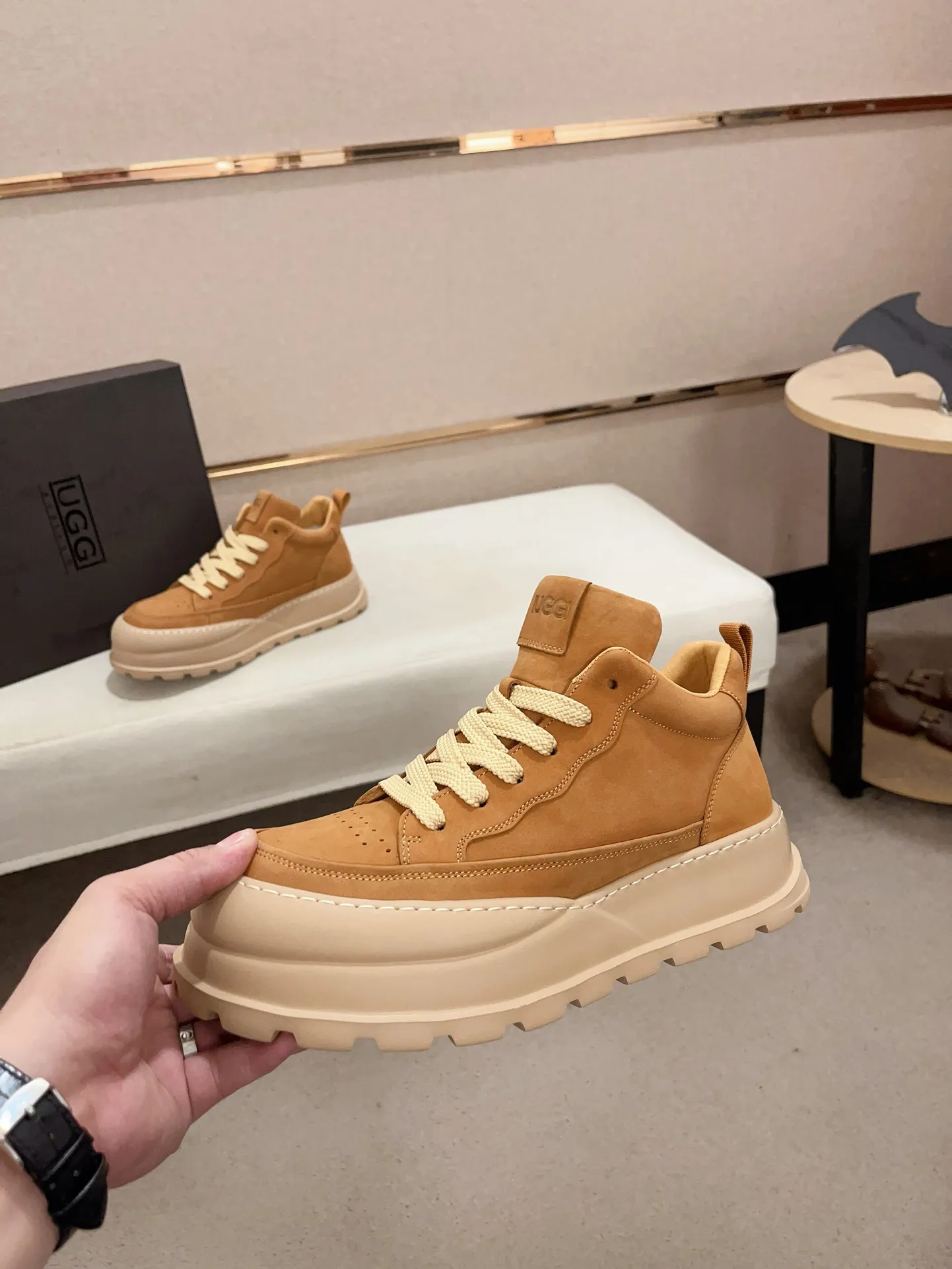 Factory price: 800💰North American men's shoes Ugg ☃️In the special sale of new high-quality men's shoes snow boots in autumn and winter, the nemesis of extreme cold weather! Made of cowhide leather, merino wool lining, and original outsole, whether driving, outdoor or daily wear, there is always one that suits you! Code number 39-44